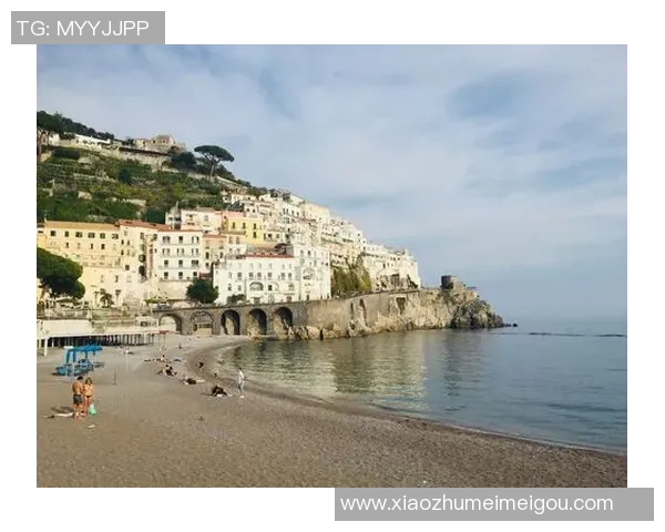 意大利足球球星畅享度假时光 探索美丽海岸与古城风情